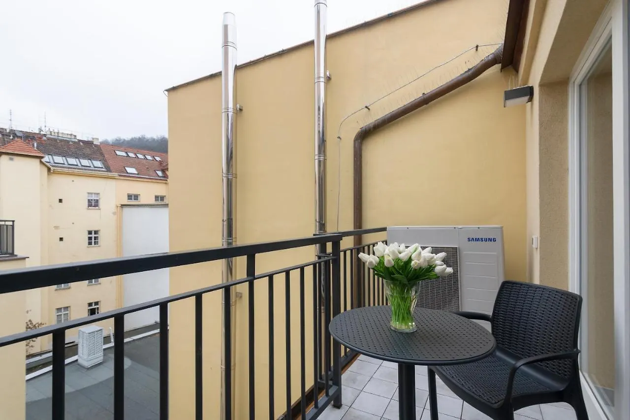 Kinsky Garden Apartments And Suites By Dwellfort Praga 4*,
